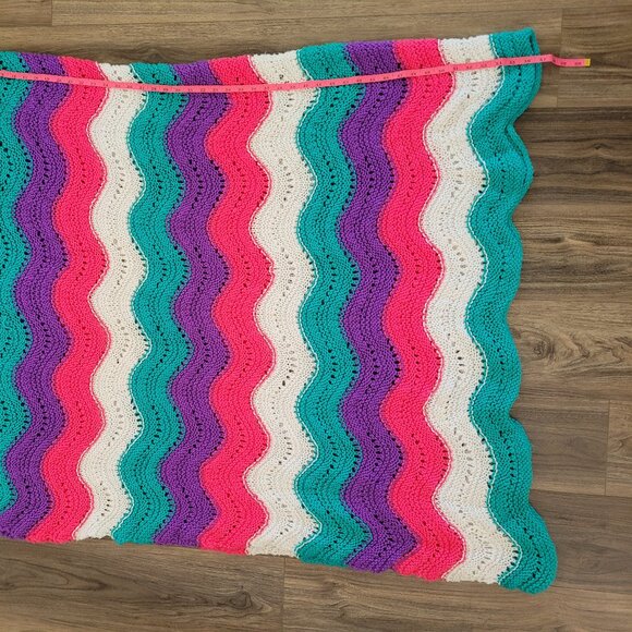 Hand-made Colorful Wave Pattern blanket - Picture 3 of 8
